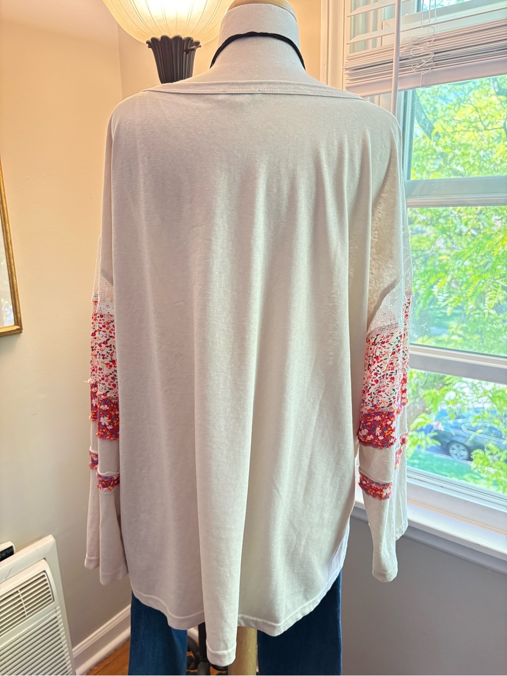 White Birch Lightweight Peace Sign Patch Top in Tan/Multi - 1X (EUC) - Picture 6 of 11